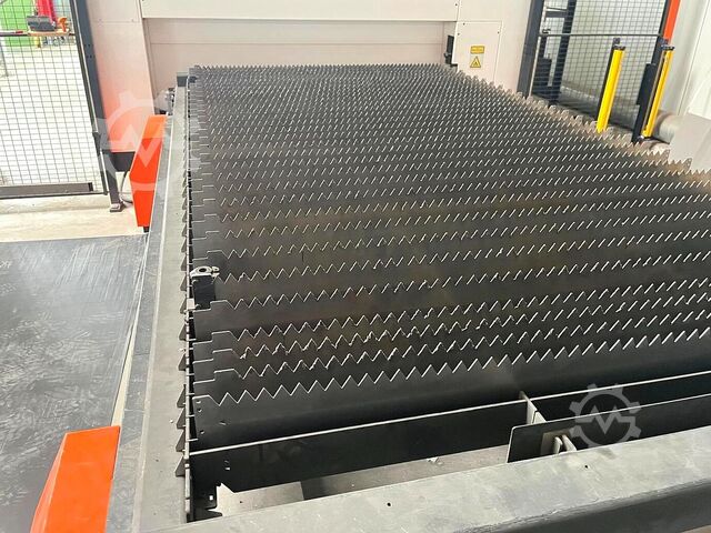 Laserschneidmaschine Großformat Mazak Optiplex Nexus 3015 Fiber 2,0 KW