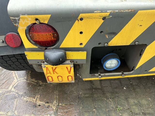 Tractora de carretera estándar TERBERG YT182