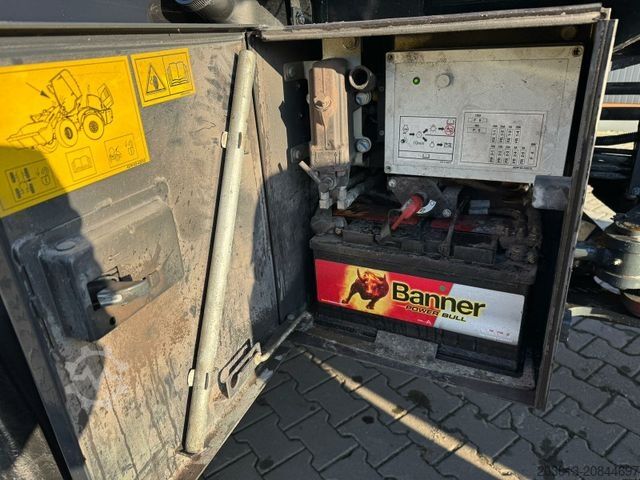 Utovarivač na točkovima KOMATSU WA 100M-8E0 Radlader 8 Ton - 3931 H - 0,75m³