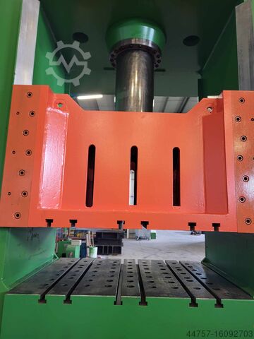 Tekenpers HYDRAULIC PRESS SMG 300t