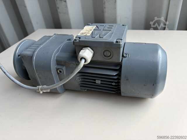 SEW-EURODRIVE RF17 DT63L4/B03 převodový motor 0,25 kW 94 ot/min 25 Nm i=13,84 s brzdou SEW-EURODRIVE RF17 DT63L4/B03 Getriebemotor 0,25 kW 94 U/min 25 Nm i=13,84 Bremse SEW-EURODRIVE RF17 DT63L4/B03 Getriebemotor 0,25 kW 94 U/min 25 Nm i=13,84 Bremse