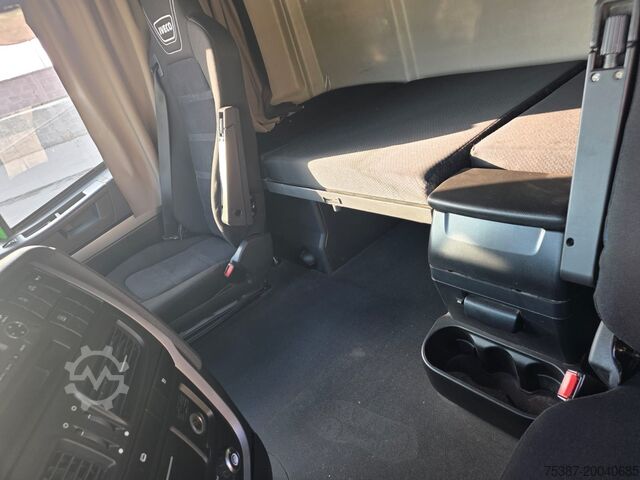 Camion à crochet élévateur IVECO Stralis AS