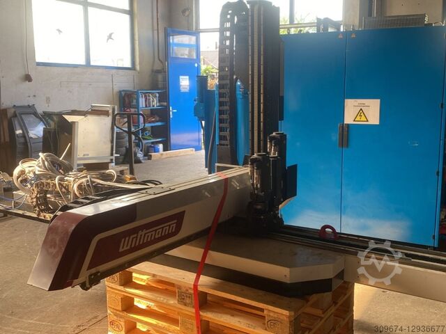 Automation system for injection molding WITTMANN W833PRO
