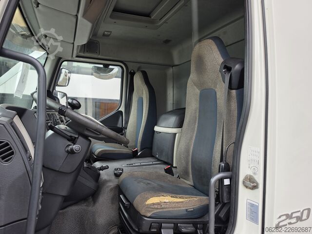 Camión caja Volvo FL 250 Koffer mit Portaltüren