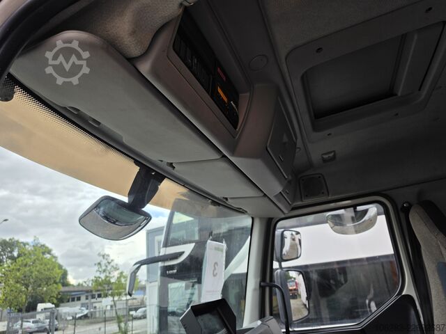 Camión caja Volvo FL 250 Koffer mit Portaltüren