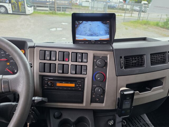Camión caja Volvo FL 250 Koffer mit Portaltüren