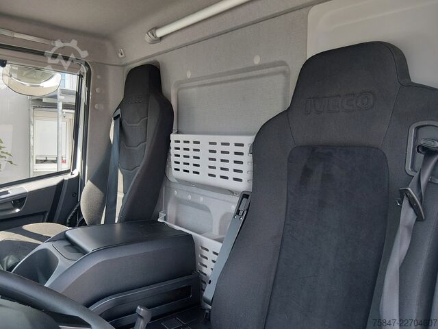 Tenteli düz yataklı kamyon Iveco EuroCargo ML 180 E 32/P  Gardine LBW