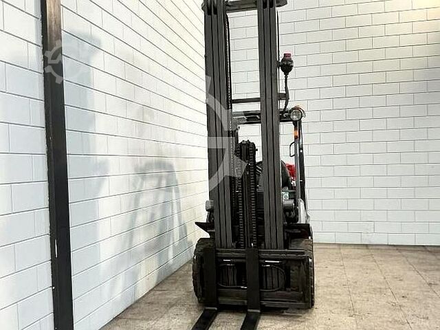 Chariot élévateur Nissan UGD 02 A 30 PQ