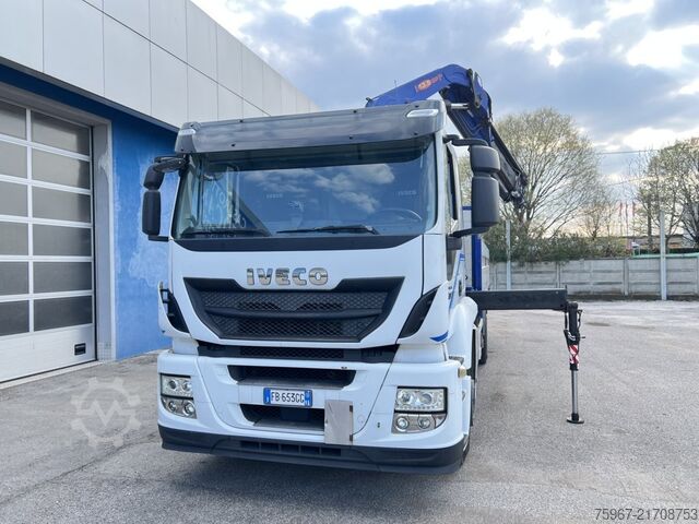Samochód ciężarowy ze stałą skrzynią i żurawiem Iveco Stralis 420