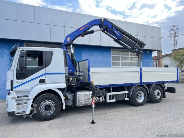 Samochód ciężarowy ze stałą skrzynią i żurawiem Iveco Stralis 420