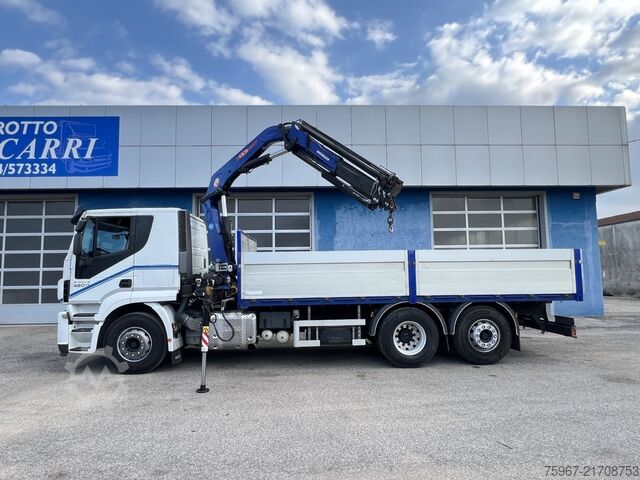 Samochód ciężarowy ze stałą skrzynią i żurawiem Iveco Stralis 420