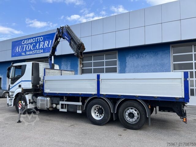 Samochód ciężarowy ze stałą skrzynią i żurawiem Iveco Stralis 420