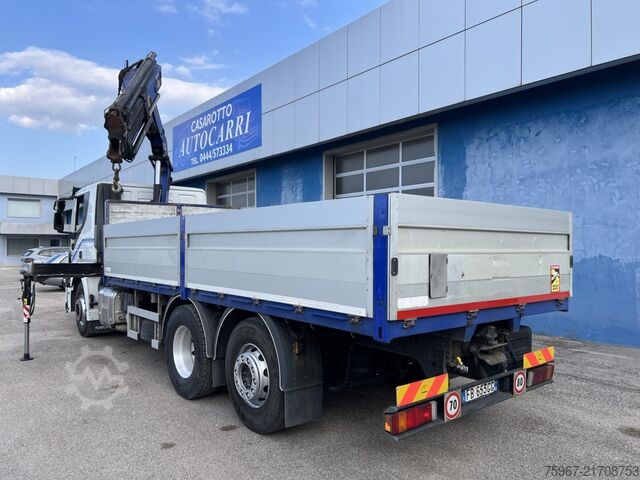 Samochód ciężarowy ze stałą skrzynią i żurawiem Iveco Stralis 420