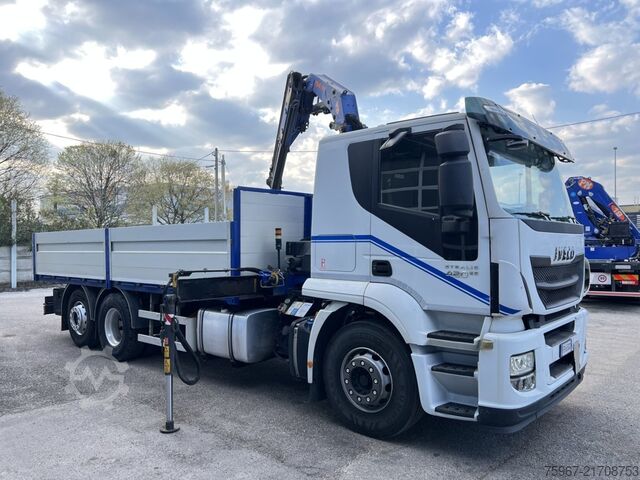 Samochód ciężarowy ze stałą skrzynią i żurawiem Iveco Stralis 420
