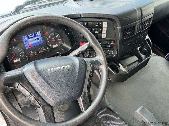 Samochód ciężarowy ze stałą skrzynią i żurawiem Iveco Stralis 420
