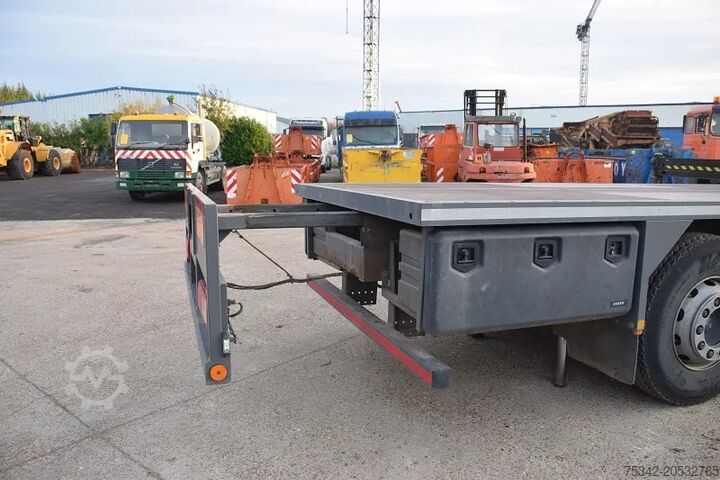 Vrachtwagen met kraan DAF CF 75.250