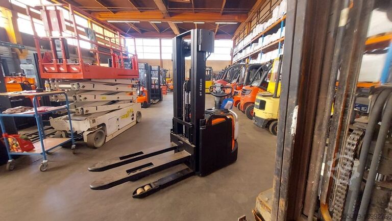 Empilhadeira alta BT SPE 160