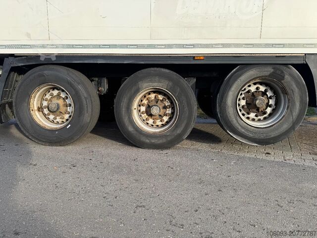 Mala Krone 3 ass geisoleerde oplegger met laadklep