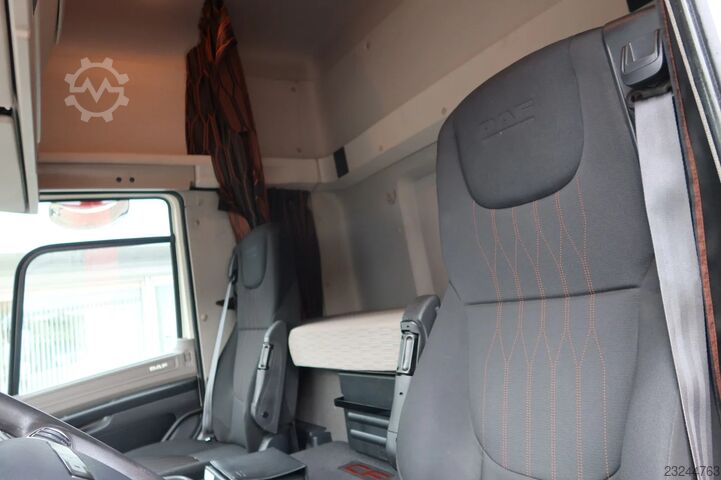 DAF CF 320 FA με αμάξωμα bak, υδραυλική πίσω πόρτα ανύψωσης Dhollandia 2.000 kg και κυλινδρικά στοπ DAF CF 320 FA Bak + Dhollandia 2000kg klep + rolstops