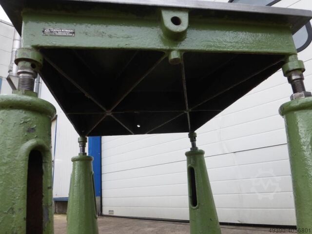 Straightening and welding plate; Heavily ribbed steel and grey cast iron, former marking and measuri SIEGFRIED WEYRAUCH 1000x800