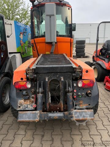 Veículo municipal / Porta-equipamentos Holder C 250