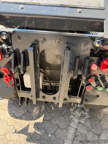 Veículo municipal / Porta-equipamentos Holder C 250