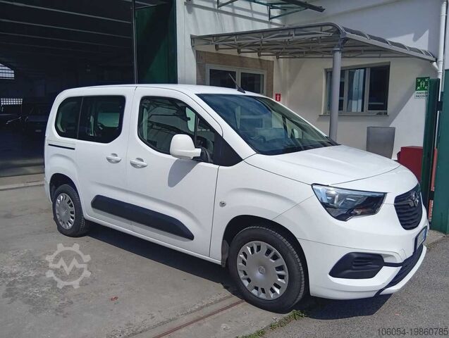 Busje met stoelen Opel combo