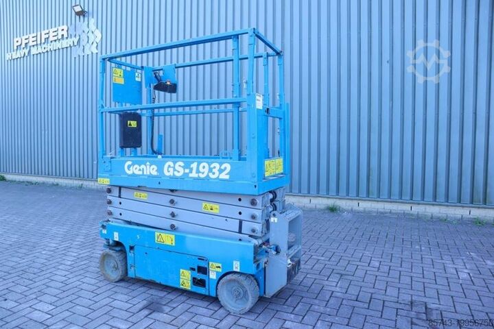 Ascensor cu foarfecă Genie GS1932 Electric, Working Height 7.8 m, 227kg Capac