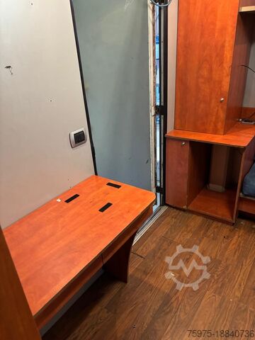 Automóvel que transporta um semirreboque Zorzi