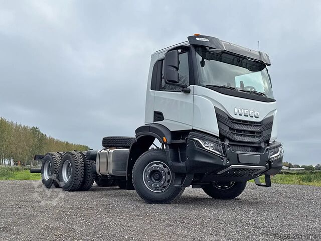 Chassis met cabine Iveco T-Way AD380T43-3800 AT Chassis Cabin (11 units)