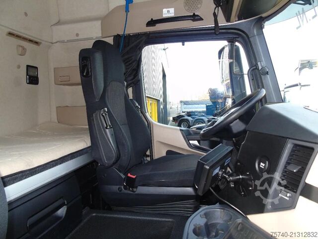 Standaard trekker Mercedes-Benz Actros 1933 + SPOILER