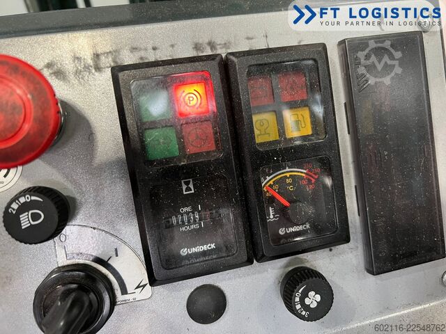 Négyirányú targoncát Combilift CB2500 GAS TRIPLEX 4900 FREE-LIFT CABIN