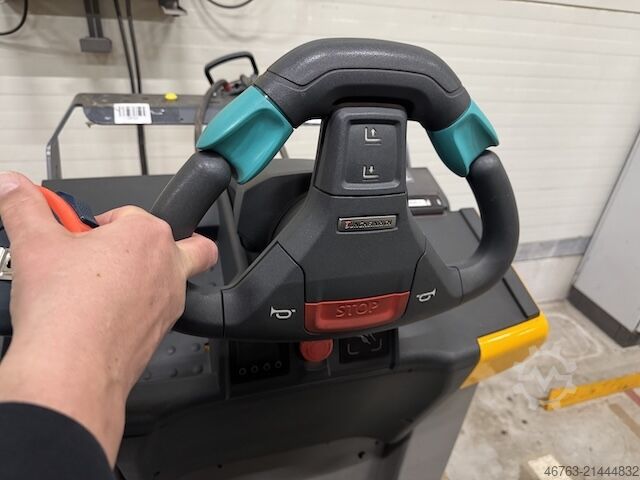 Wózek paletowy niskiego podnoszenia, Poziomy kompletator zamówień Jungheinrich ECE 220/225