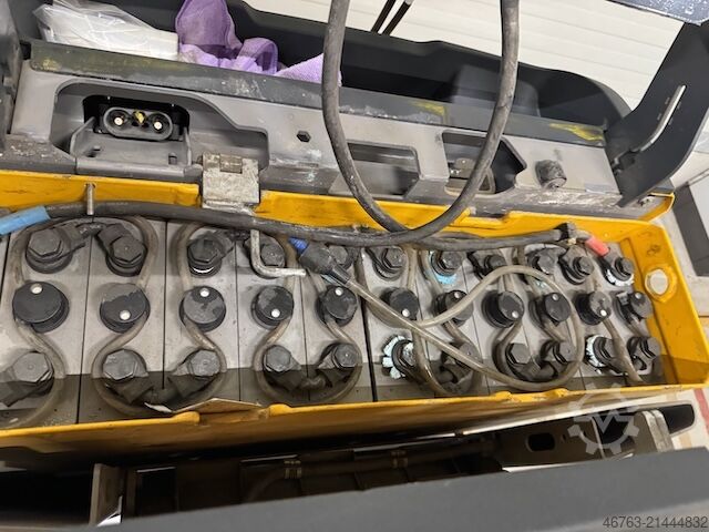 Wózek paletowy niskiego podnoszenia, Poziomy kompletator zamówień Jungheinrich ECE 220/225