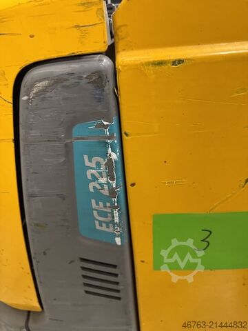 Wózek paletowy niskiego podnoszenia, Poziomy kompletator zamówień Jungheinrich ECE 220/225