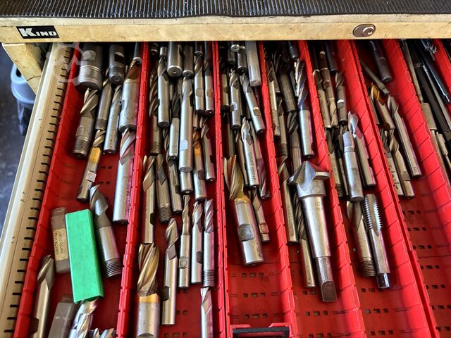 Armadio a cassetti per officina con contenuto KIND nan