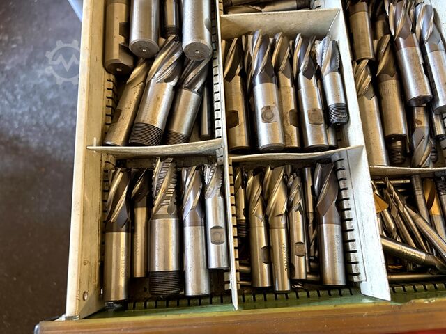 Armadio a cassetti per officina con contenuto KIND nan