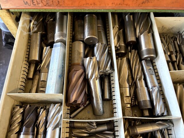 Armadio a cassetti per officina con contenuto KIND nan