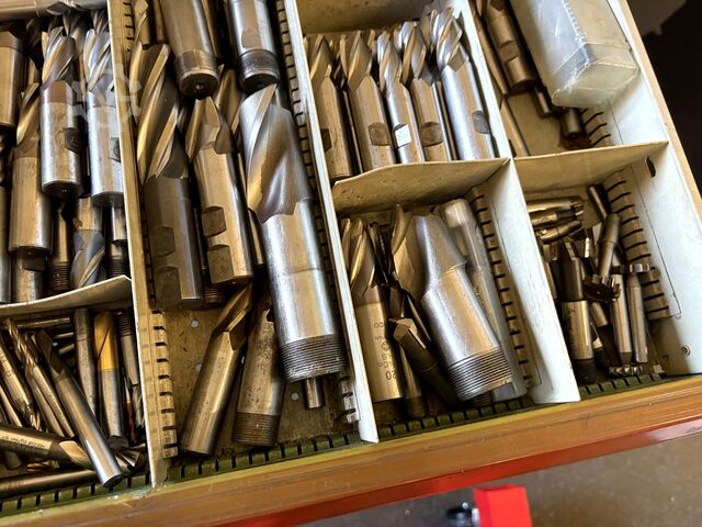 Armadio a cassetti per officina con contenuto KIND nan