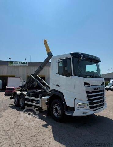 Haakarm vrachtwagen DAF XF 530 FAN con scarrabile GUIMATRAG 26 t