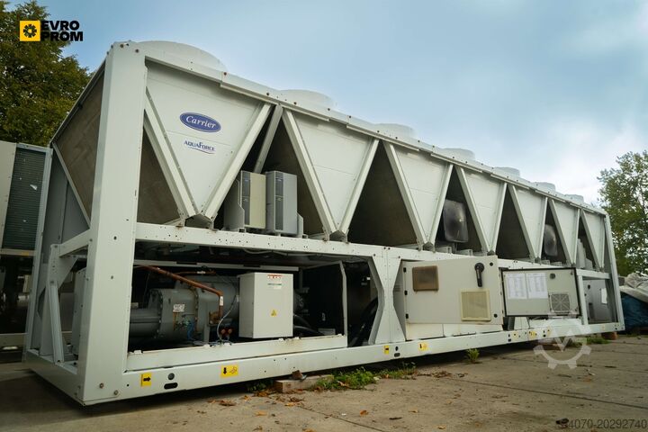 Chladicí zařízení Used Aircooled chiller CARRIER 30XB 0900 0041 890 kW. 2020 yom