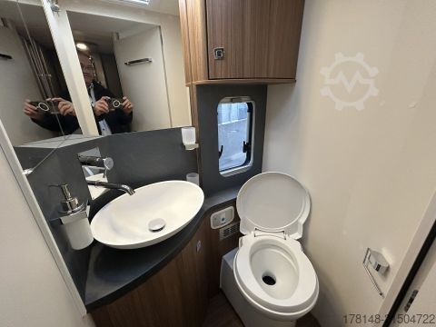 Yarı entegre karavan Eura Mobil Contura 766 EF