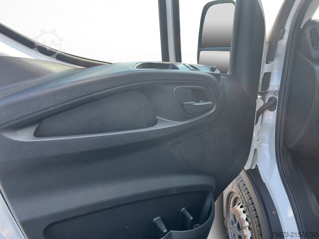 Vrachtwagen met bakwagen IVECO Daily Koffer LBW Klima