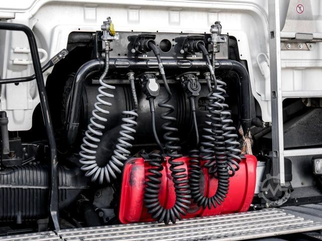 Standardowy ciągnik siodłowy MAN TGX 18.500 4x2 + SKIRTS + FRIDGE + RETARDER ZV