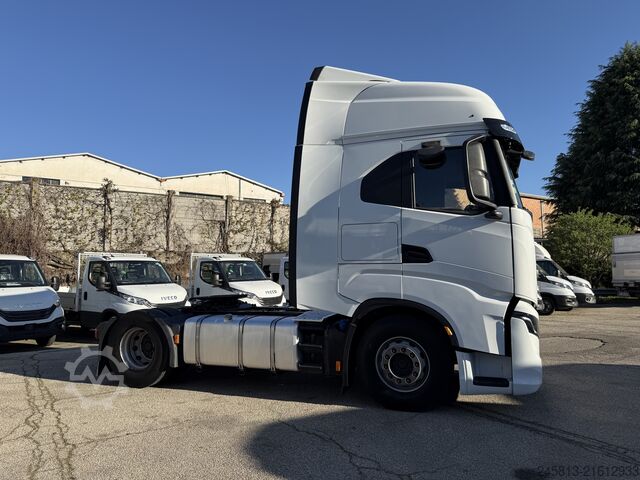 Standard nyergesvontató Iveco SWAY 490