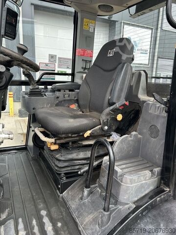 Nakladač CAT 906M (8758)