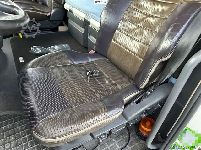 Box body Volvo FH16 700 Tandem Box Truck with Lift and Onspot