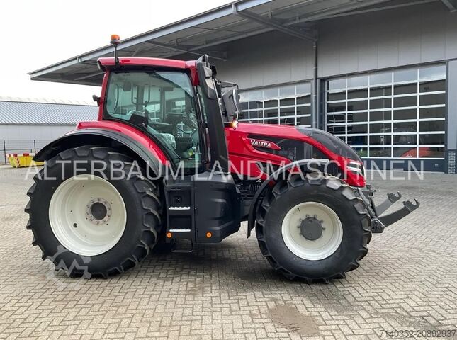 Traktor Valtra Q225