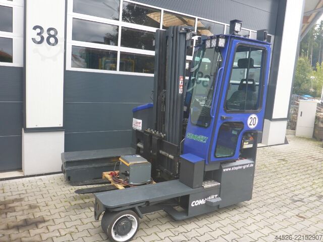 Chargeur latéral à quatre voies Combilift C4000