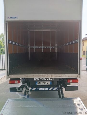 Furgon z windą hydrauliczną Iveco Daily 35